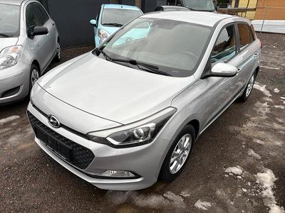 Silber Gebraucht 2016 Hyundai i20 Passion Limousine | 8.350 € (Etwas zu teuer)