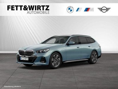 Gebraucht BMW 530e M Sport 299 PS (219 kW) 2025 Cape york grün metallic Kombi