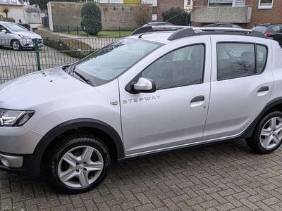 Grau Gebraucht 2015 Dacia Sandero Prestige Limousine | 5.500 € (Fairer Preis)