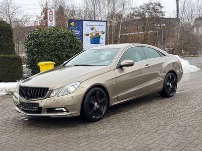 Gebraucht Mercedes E250 Avantgarde 204 PS (150 kW) 2011 Gold Coupé