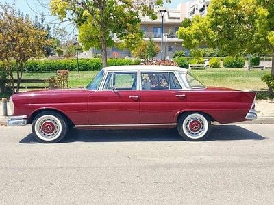 Second-hand Mercedes 220 110 CP (80 kW) 1964 Berlinǎ