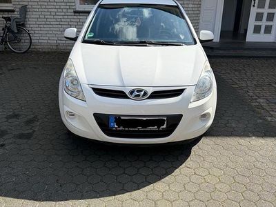 Gebraucht Hyundai i20 77 PS (56 kW) 2012 Weiß Kleinwagen