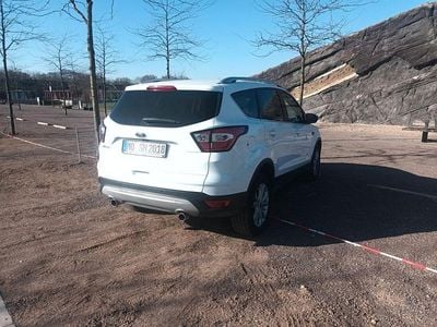 Gebraucht Ford Kuga Titanium 150 PS (110 kW) 2018 Weiß SUV
