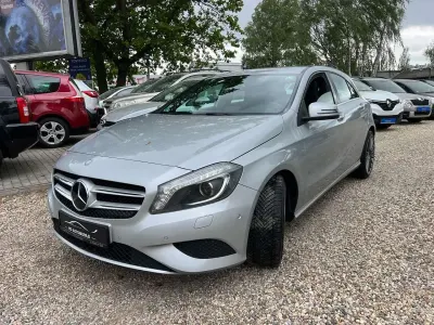 Gebraucht Mercedes A180 122 PS (89 kW) 2014 Polarsilber Limousine