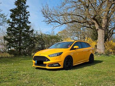 Usata Ford Focus Sport 250 CV (183 kW) 2015 Arancione Station wagon