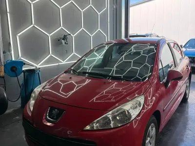 Gebraucht Peugeot 207 95 PS (69 kW) 2011 Rot Kleinwagen