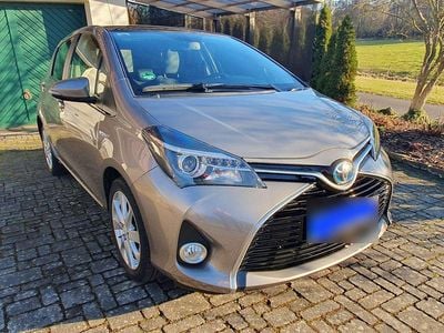 Brugt Toyota Yaris Hybrid Club 101 HK (74 kW) 2015 Beige Hatchback