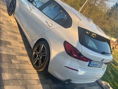 Weiß Gebraucht 2021 BMW 118 Sport Line Kleinwagen | 19.500 € (Fairer Preis)