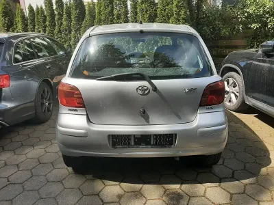 Używany Toyota Yaris 65 KM (47 kW) 2003 Srebrny Hatchback