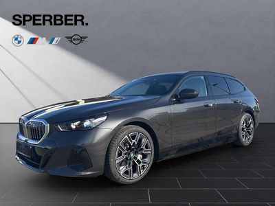 Neu BMW 550e M Sport 489 PS (359 kW) 2026 Grau Limousine
