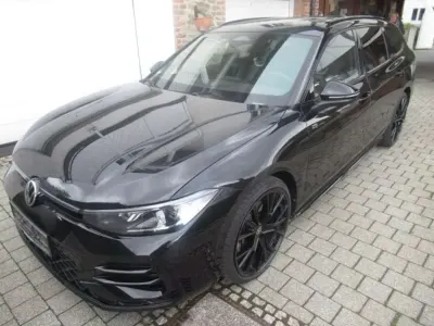 Gebraucht VW Passat R-line 193 PS (141 kW) 2024 Grenadillschwarz metallic Kombi