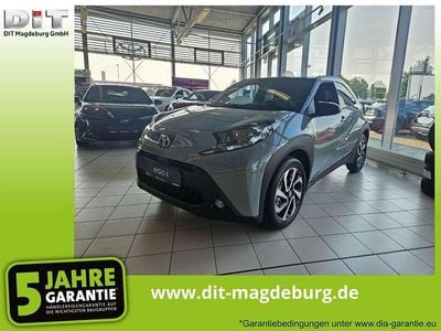 Neu Toyota Aygo X 72 PS (52 kW) 2025 Urban khaki / night sky black SUV