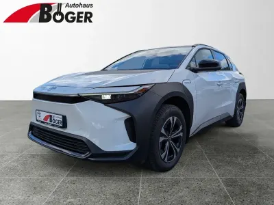 Gebraucht Toyota bZ4X Basis 150 kW (204 PS) 2023 Platinumweiß perleffekt SUV