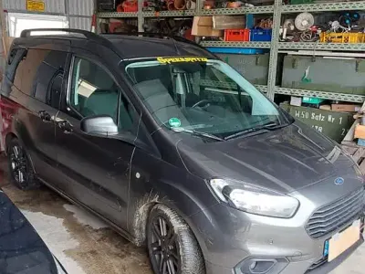 Gebraucht Ford Tourneo Courier Sport 101 PS (74 kW) 2021 Braun Van / Kleinbus
