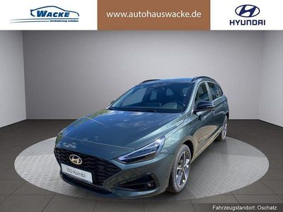 Neu Hyundai i30 Advantage 140 PS (102 kW) 2025 Farbe: gr?n Kombi