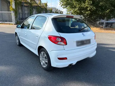 Gebraucht Peugeot 206 73 PS (53 kW) 2012 Weiß Limousine