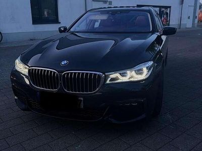 Grau Gebraucht 2018 BMW 750 Shadowline Limousine | 37.500 € (Teuer)