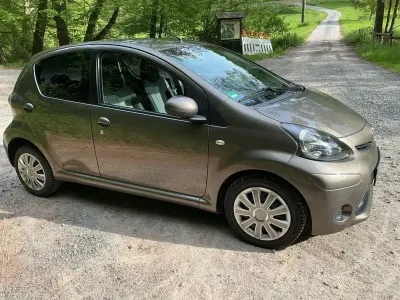 Gebraucht Toyota Aygo 68 PS (50 kW) 2013 Braun Kleinwagen