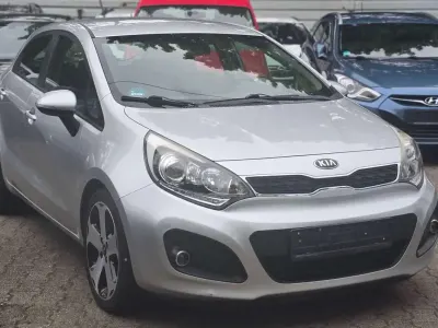 Gebraucht Kia Rio Spirit 109 PS (80 kW) 2013 Brilliantsilber met. Kleinwagen