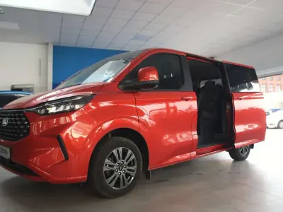 Gebraucht Ford Tourneo Custom Titanium 136 PS (100 kW) 2024 Artisan red Van