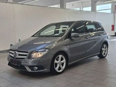 Gebraucht Mercedes B200 156 PS (114 kW) 2012 Mountaingrau  met. Kleinwagen