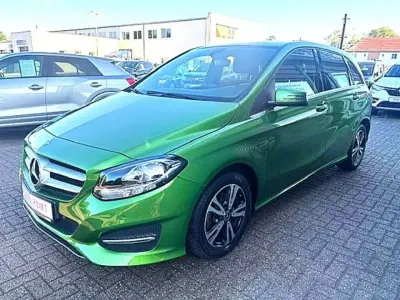 Gebraucht Mercedes B180 109 PS (80 kW) 2017 Elbaitgruen Kleinwagen