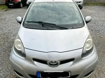 Gebraucht Toyota Aygo 70 PS (51 kW) 2009 Silber Kleinwagen