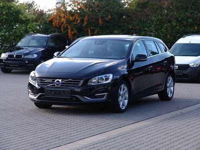 Schwarz metallic Gebraucht 2015 Volvo V60 Summum Kombi | 26.970 €