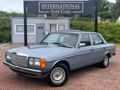 Gebraucht Mercedes 240 72 PS (52 kW) 1983 Blau Limousine