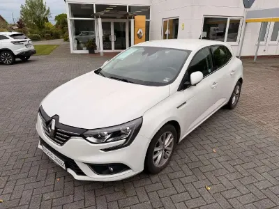 Używany Renault Mégane Intens 131 KM (96 kW) 2017 Biały Sedan/Limuzyna