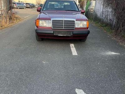 Gebraucht Mercedes E200 118 PS (86 kW) 1991 Rot Limousine