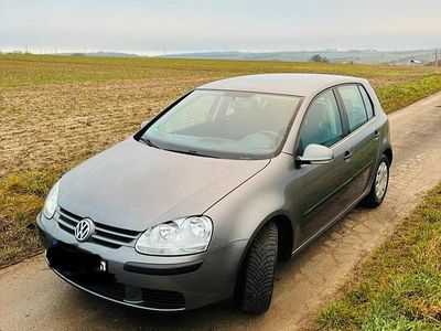 Grau Gebraucht 2004 VW Golf V Kleinwagen | 2.850 € (Fairer Preis)