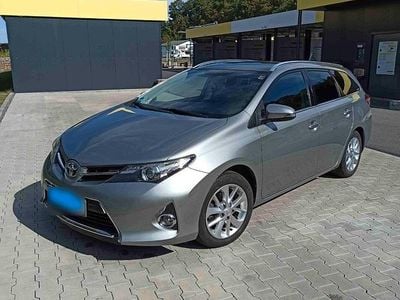 Second-hand Toyota Auris Touring Sports 132 CP (97 kW) 2013 Argintiu Break