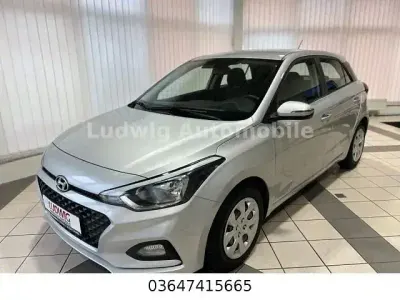 Gebraucht Hyundai i20 Select 101 PS (74 kW) 2019 Silber Kleinwagen