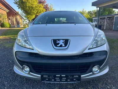 Gebraucht Peugeot 207 95 PS (69 kW) 2009 Silber Limousine
