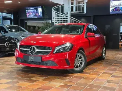 Gebraucht Mercedes A180 122 PS (89 kW) 2015 Jupiterrot Kleinwagen