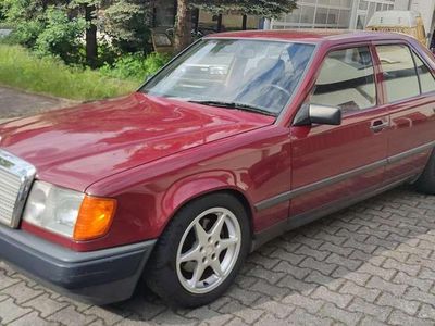 Gebraucht Mercedes E230 132 PS (97 kW) 1988 Rot Limousine