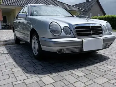 Gebraucht Mercedes E200 Classic 136 PS (100 kW) 1998 Silber Limousine