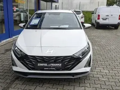 Gebraucht Hyundai i20 Select 101 PS (74 kW) 2024 Weiß Kleinwagen