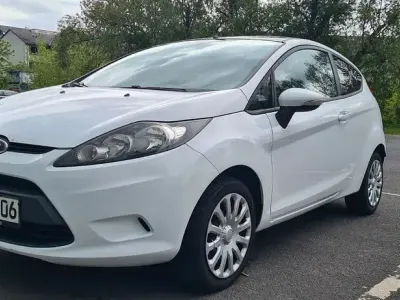 Gebraucht Ford Fiesta Trend 60 PS (44 kW) 2010 Weiß Limousine