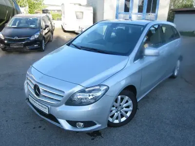 Gebraucht Mercedes B180 122 PS (89 kW) 2014 Polarsilber Van / Kleinbus