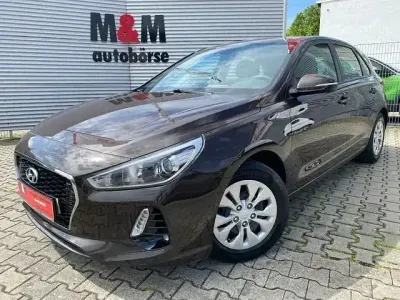 Gebraucht Hyundai i30 Select 101 PS (74 kW) 2017 Braun Limousine