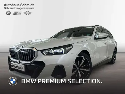 Gebraucht BMW 520 M Sport 197 PS (144 kW) 2025 Mineralweiß Kombi