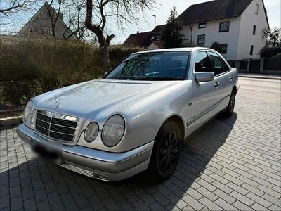 Usata Mercedes E240 170 CV (125 kW) 1998 Argento Berlina
