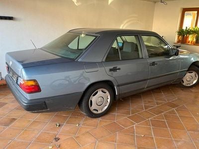 Gebraucht Mercedes E230 130 PS (95 kW) 1989 Blau Limousine