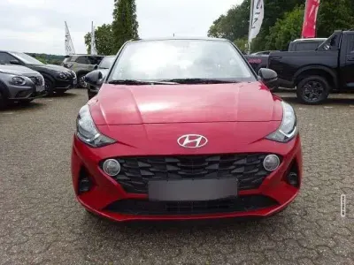 Gebraucht Hyundai i10 Trend 84 PS (61 kW) 2023 Rot Kleinwagen