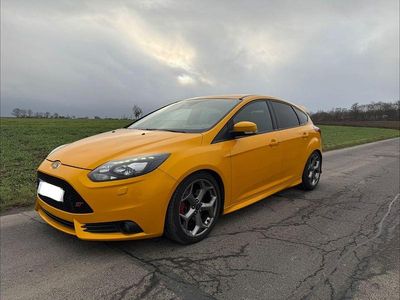 Gebraucht Ford Focus ST 250 PS (183 kW) 2013 Gelb Limousine