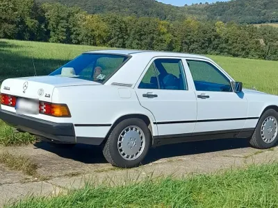 Używany Mercedes 190 90 KM (66 kW) 1987 Biały Sedan/Limuzyna