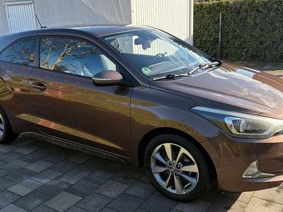 Gebraucht Hyundai i20 Trend 101 PS (74 kW) 2016 Braun Coupé