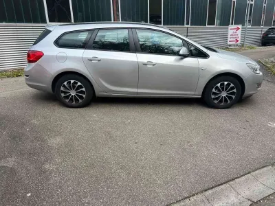 Gebraucht Opel Astra Design Edition 116 PS (85 kW) 2011 Karbongrau Kombi